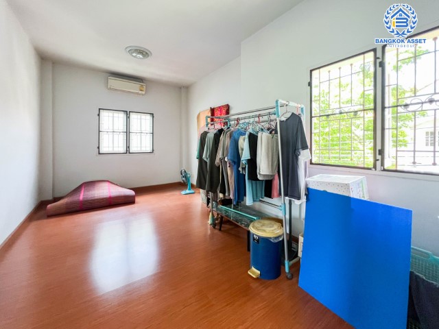 *****บ้านแฝดมือสองนนทบุรี ม.บุรีรมย์ วงแหวนฯ-ปิ่นเกล้า (ซ.วัดพระเงิน) เนื้อที่ 36.3 ตร.ว. ฟังก์ชัน 3 ห้องนอน 2 ห้องน้ำ 1 ที่จอดรถ บ้านต่อเติมครัวแล้ว บนทำเลดี ใกล้เซ็นทรัลเวสต์เกต, รถไฟฟ้าสายสีม่วง "สถานีตลาดบางใหญ่" และทางด่วน "ศรีรัช" ในราคาสุดพิเศษ!